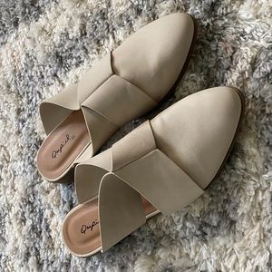 NWOT QUPID size 6 Beige mule